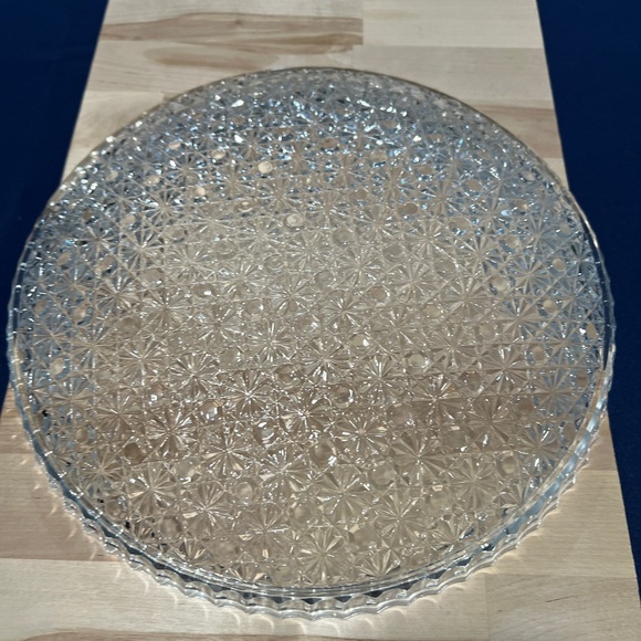 Elegant Crystal Bowl Daisy Button Design - Picture 2 of 5